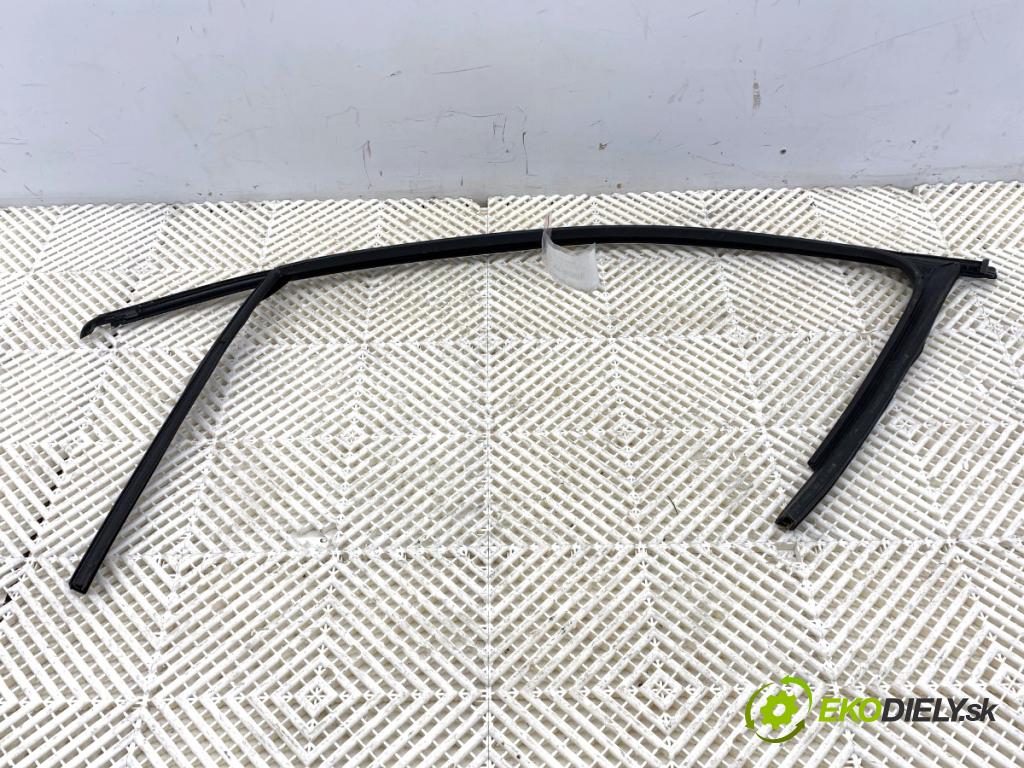 SKODA OCTAVIA IV Kombi 2023 110 kW 2.0 TDI 1968 tesnenie Rámček Dvere predný pravá 5E3837431J