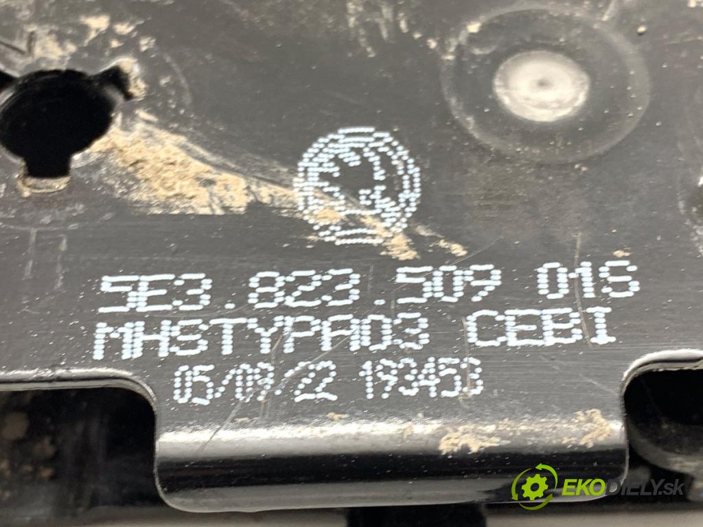 SKODA OCTAVIA IV Kombi 2023 110 kW 2.0 TDI 1968 zámok kapoty přední část pravý 5E3823509