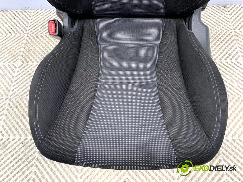 HYUNDAI i30 liftback 2014 74 kW 1.4 1368 Sedadlo ľavy predný