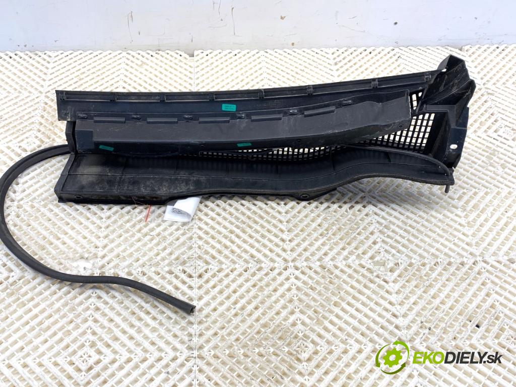 SUZUKI VITARA SUV 2020 95 kW 1.4 Hybrid (Mild Hybrid) 1373 Torpédo, plast pod čelné okno pravé 72333-54P1