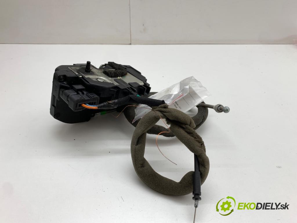 NISSAN QASHQAI J10 SUV 2008 84 kW 1.6 1598 zámok dveře levý zadní část