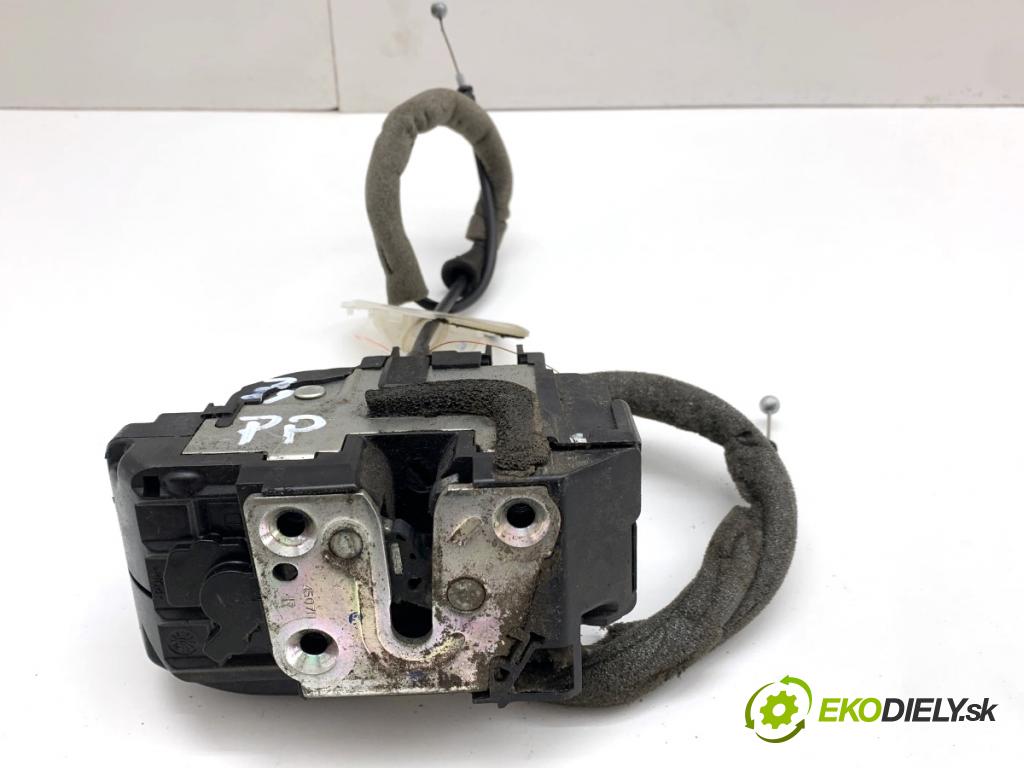 NISSAN QASHQAI J10 SUV 2008 84 kW 1.6 1598 zámok Dvere pravy predný 
