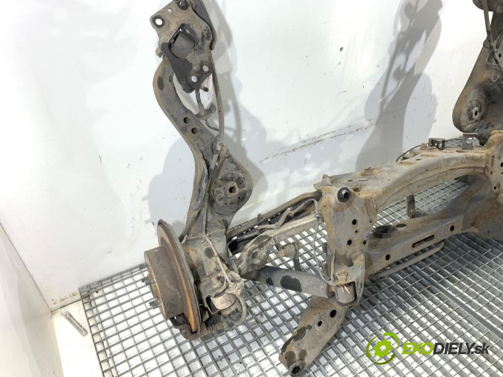 NISSAN QASHQAI J10 SUV 2008 84 kW 1.6 1598 výztuha zadní část