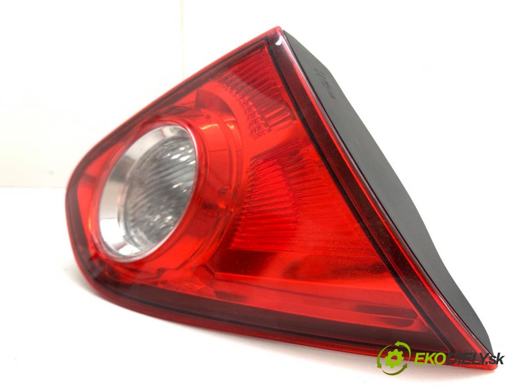 NISSAN QASHQAI J10 SUV 2008 84 kW 1.6 1598 světlo zadní část levá strana vnitřní  (Klika dveří ostatní)