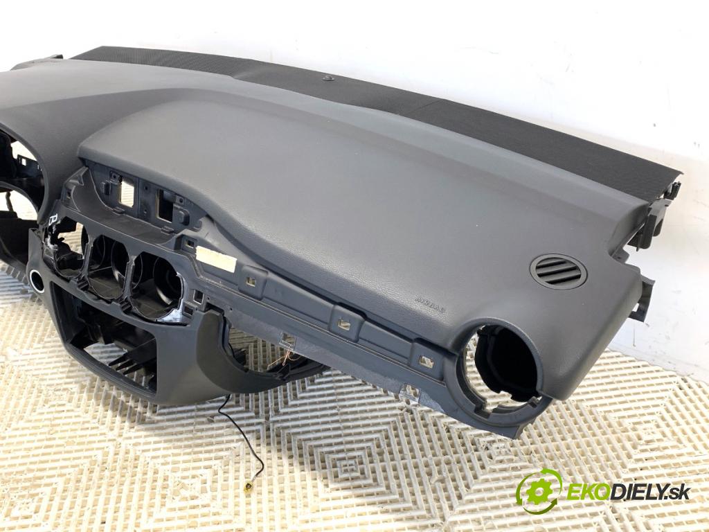 MERCEDES-BENZ W246 liftback 2012 100 kW B 200 CDI (246.201) 1796 palubní doska POLŠTÁŘ: spolujezdce