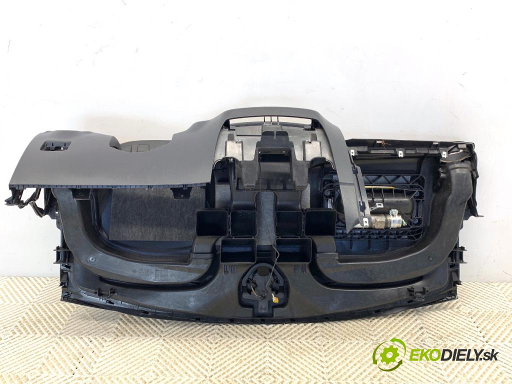 MERCEDES-BENZ W246 liftback 2012 100 kW B 200 CDI (246.201) 1796 palubní doska POLŠTÁŘ: spolujezdce