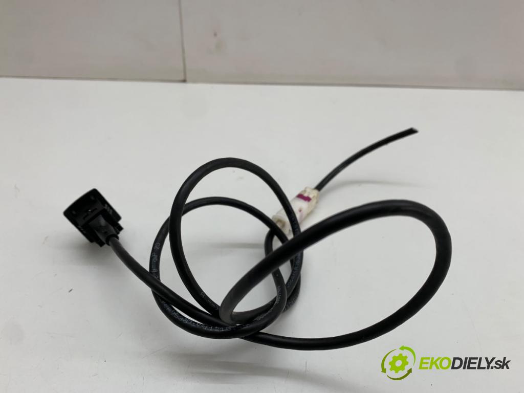 MERCEDES-BENZ W246 liftback 2012 100 kW B 200 CDI (246.201) 1796 HNÍZDO: USB