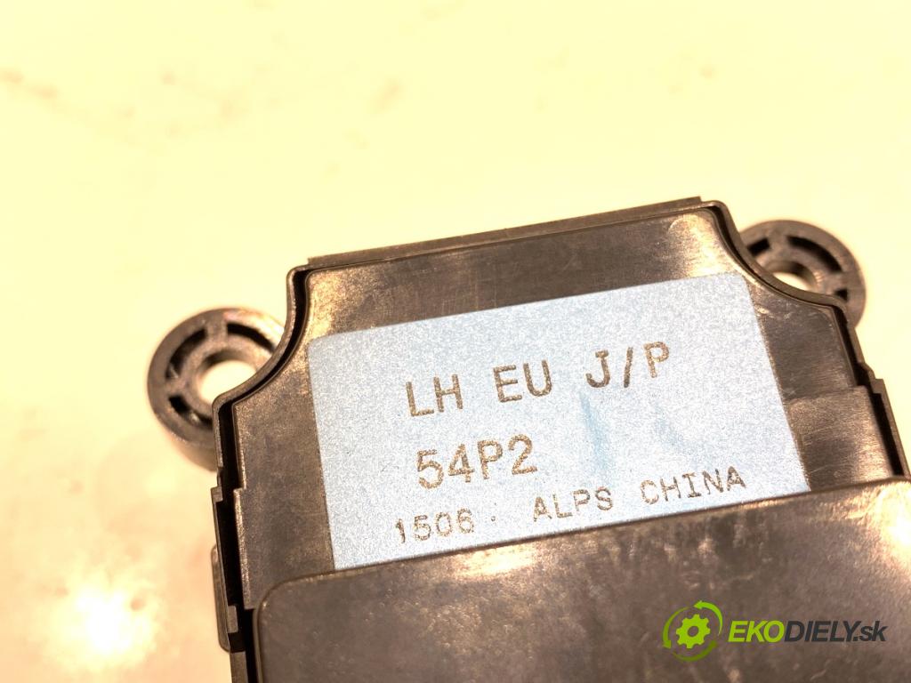 SUZUKI VITARA SUV 2016 88 kW 1.6 (APK 416) 1586 Prepínač okien  (Prepínacie páčky pod volantom)