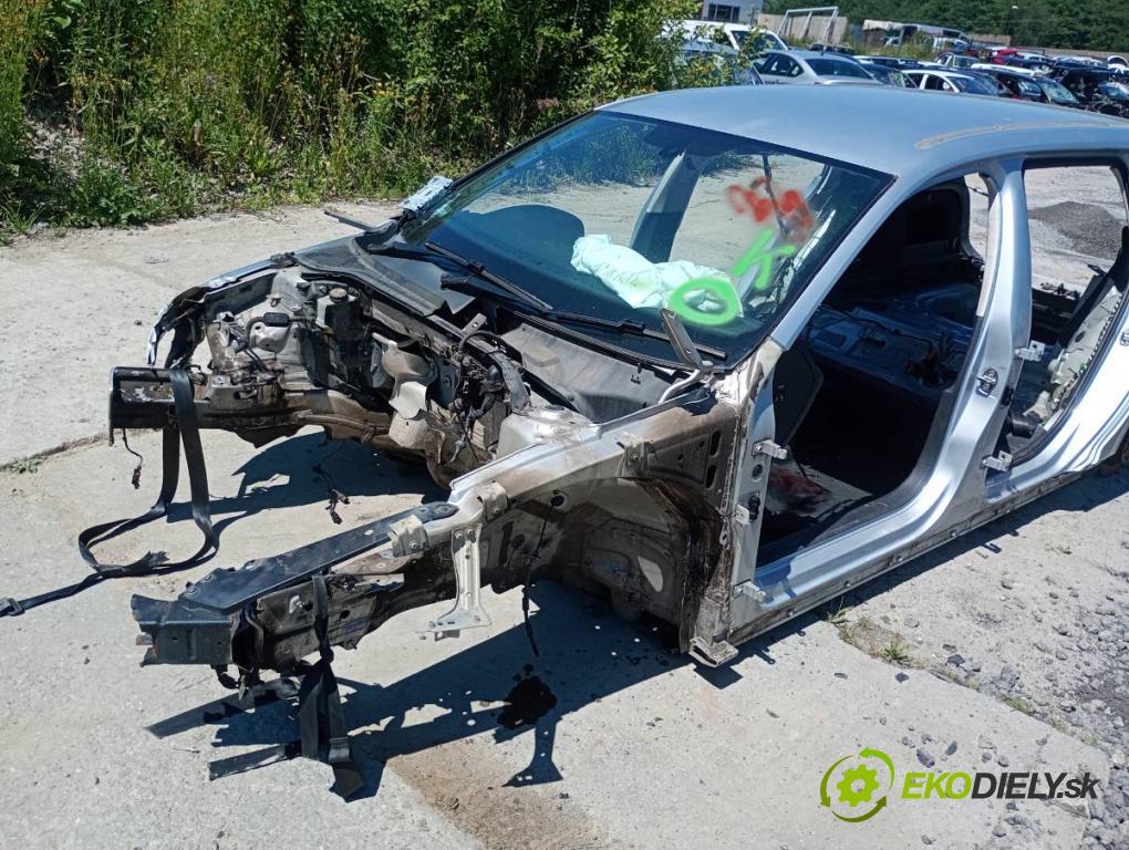 VW PASSAT B8 Kombi 2014 110 kW 2.0 TDI 1968 karoséria ČTVRŤÁK: Blatník prah strecha PODŁUŻNICA