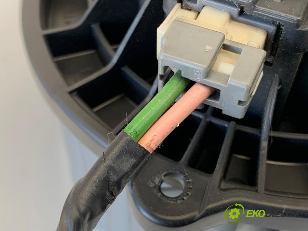 KIA CEED Kombi 2013 81 kW 1.6 CRDi 110 1582 ventilátor kúrenia F00S3B2474