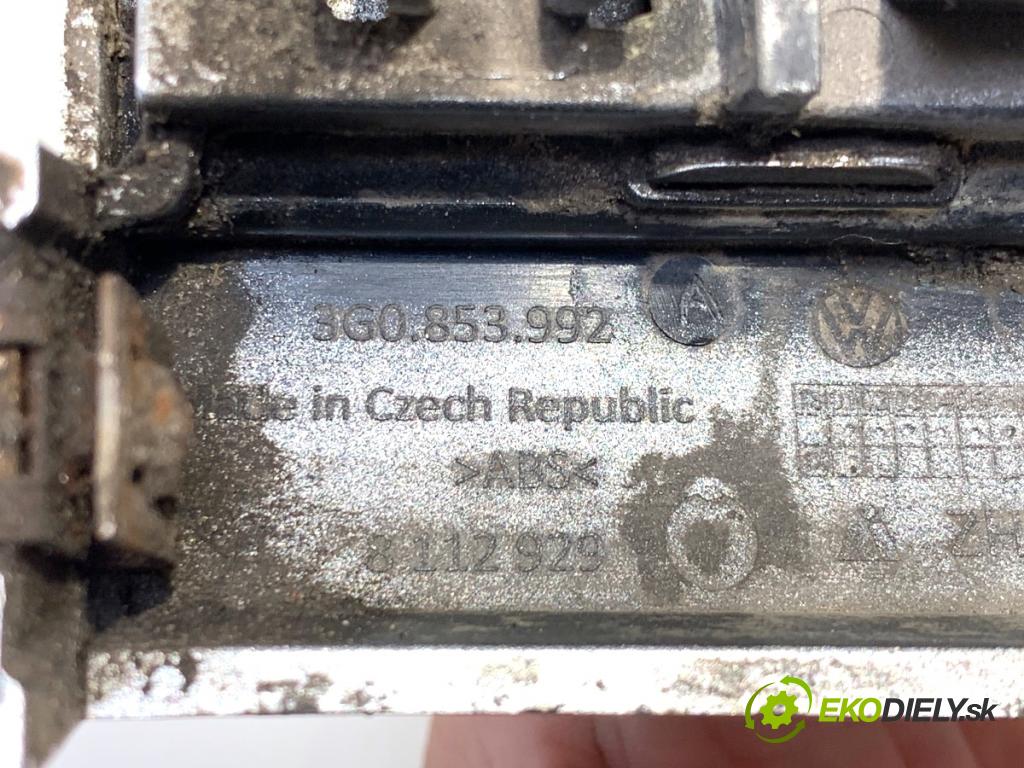 VW PASSAT B8 Kombi 2014 110 kW 2.0 TDI 1968 lišta blatníka prahu přední část pravý
