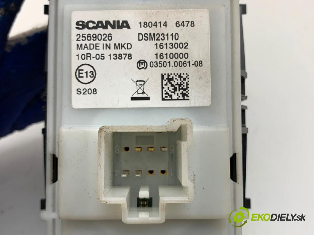 SCANIA L,P,G,R,S - series Ciągnik siodłowy 2018 331 kW S450 331 kW [450 KM] olej napędowy 2016 - 2022 12742 Prepínač nastavenia spätných zrkadiel 2569026 (Prepínacie páčky pod volantom)