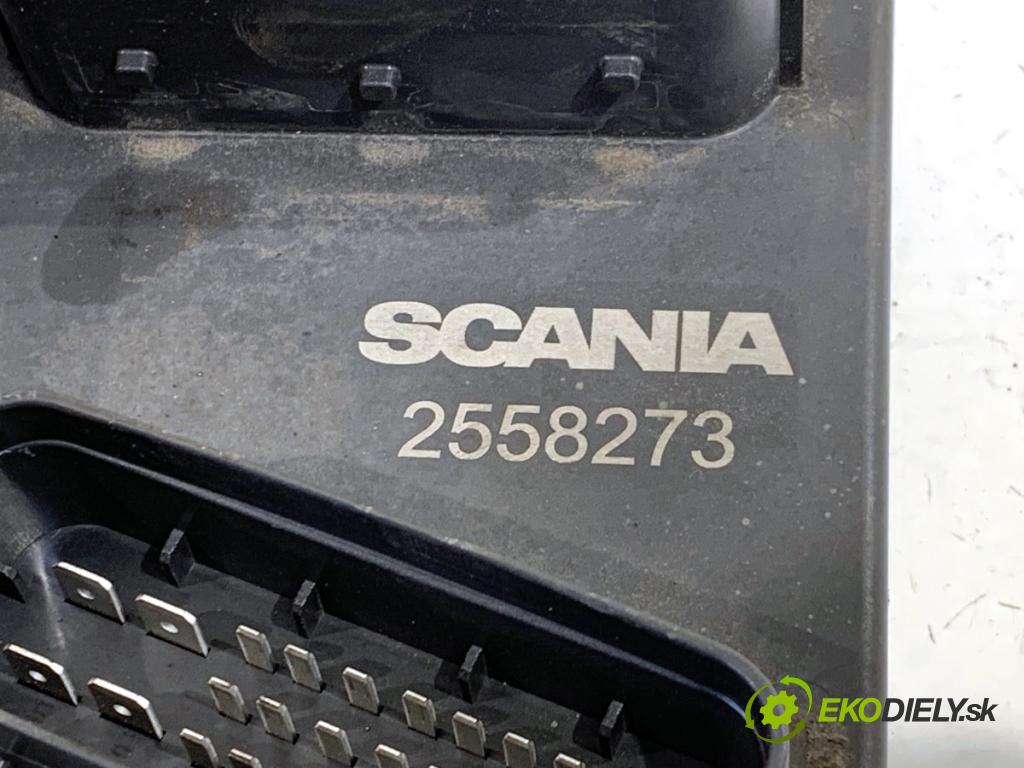 SCANIA L,P,G,R,S - series Ciągnik siodłowy 2018 331 kW S450 331 kW [450 KM] olej napędowy 2016 - 2022 12742 Skrinka poistková 2558273 (Poistková skrinka)