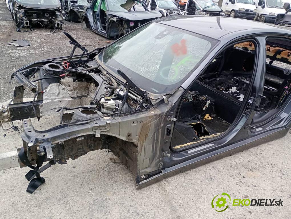 BMW F30 sedan 2012 120 kW 320 d 1995 karoséria ČTVRŤÁK: Blatník prah strecha PODŁUŻNICA