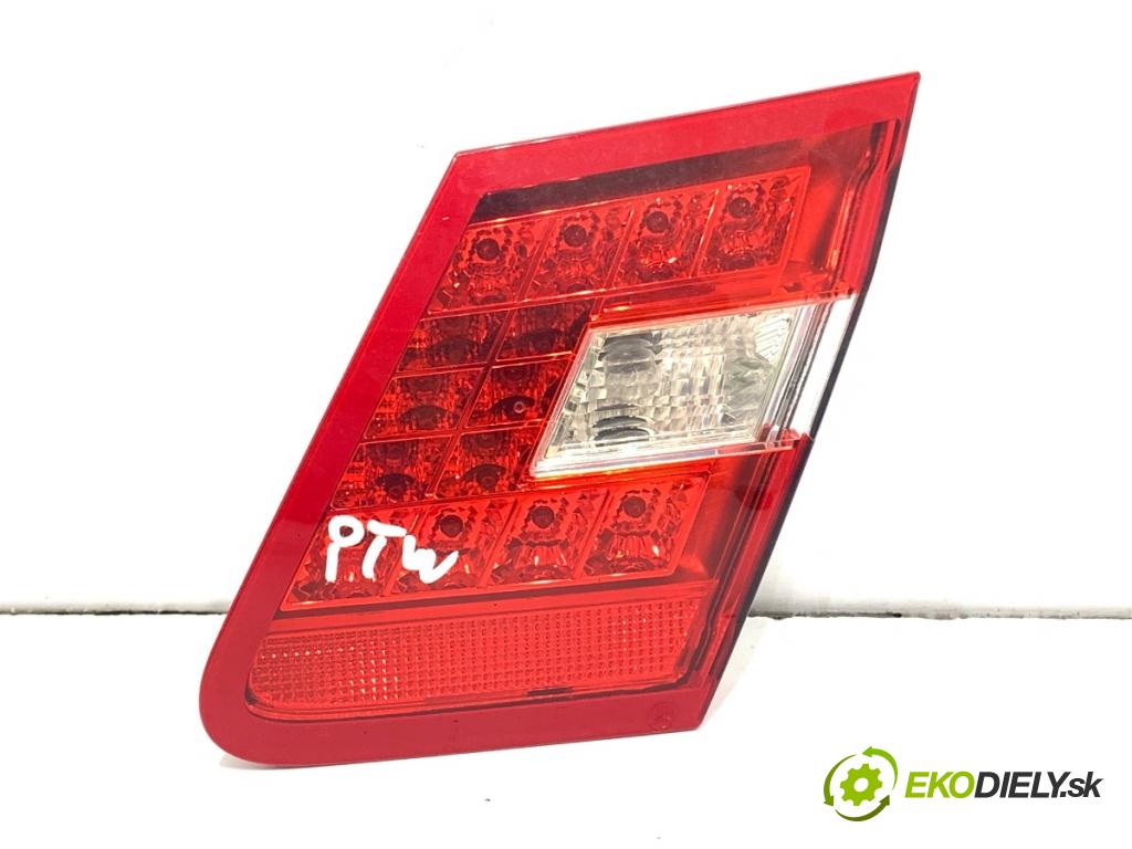 MERCEDES-BENZ W212 sedan 2010 150 kW E 300 CDI (212.020) 2987 světlo zadní část pravá vnitřní A2128203264 (Klika dveří ostatní)