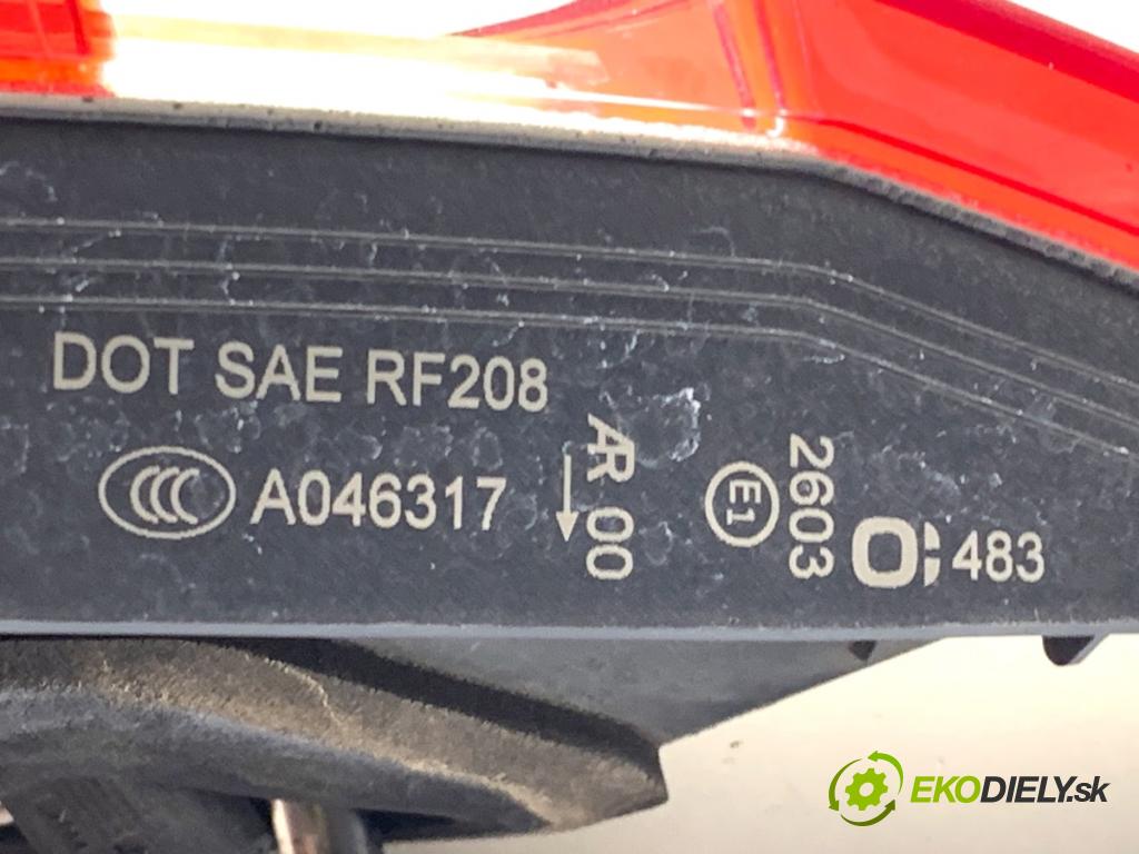 MERCEDES-BENZ W212 sedan 2010 150 kW E 300 CDI (212.020) 2987 Svetlo zad pravá vnútorná A2128203264 (Kľučka dverí ostatné)