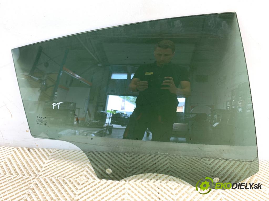 TESLA MODEL Y SUV 2024 220 kW EV  Okno pravy zad 43R-011876