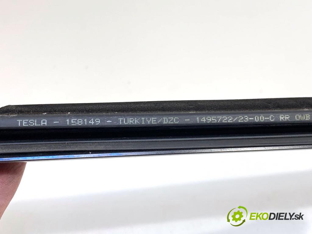 TESLA MODEL Y SUV 2024 220 kW EV Lišta Sbírání: zad ľavy