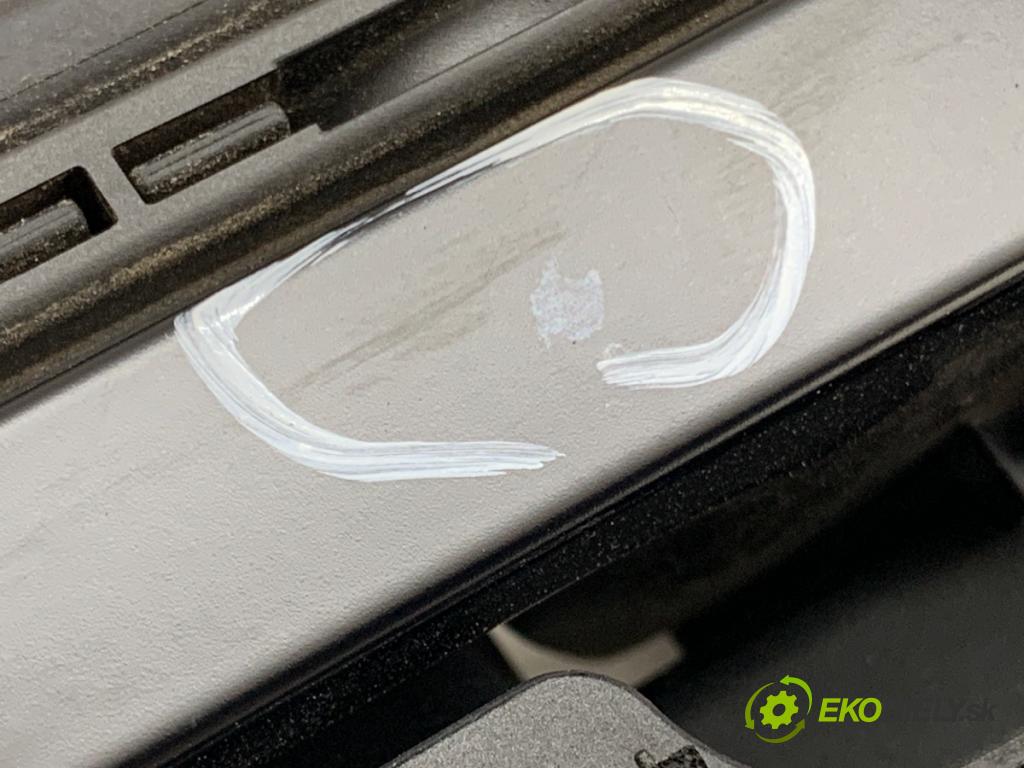 TESLA MODEL Y SUV 2024 220 kW EV Kľučka vonkajšia pravy zad 1528115-00-D