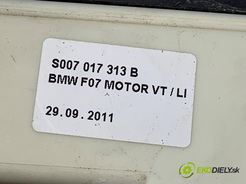 BMW F07 liftback 2011 220 kW 535 d xDrive 2993 mechanismus okna levý přední část