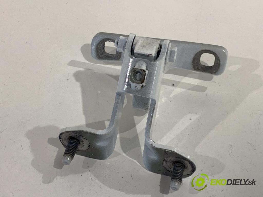 TESLA MODEL Y SUV 2024 220 kW EV  Záves dverí pravy zad 