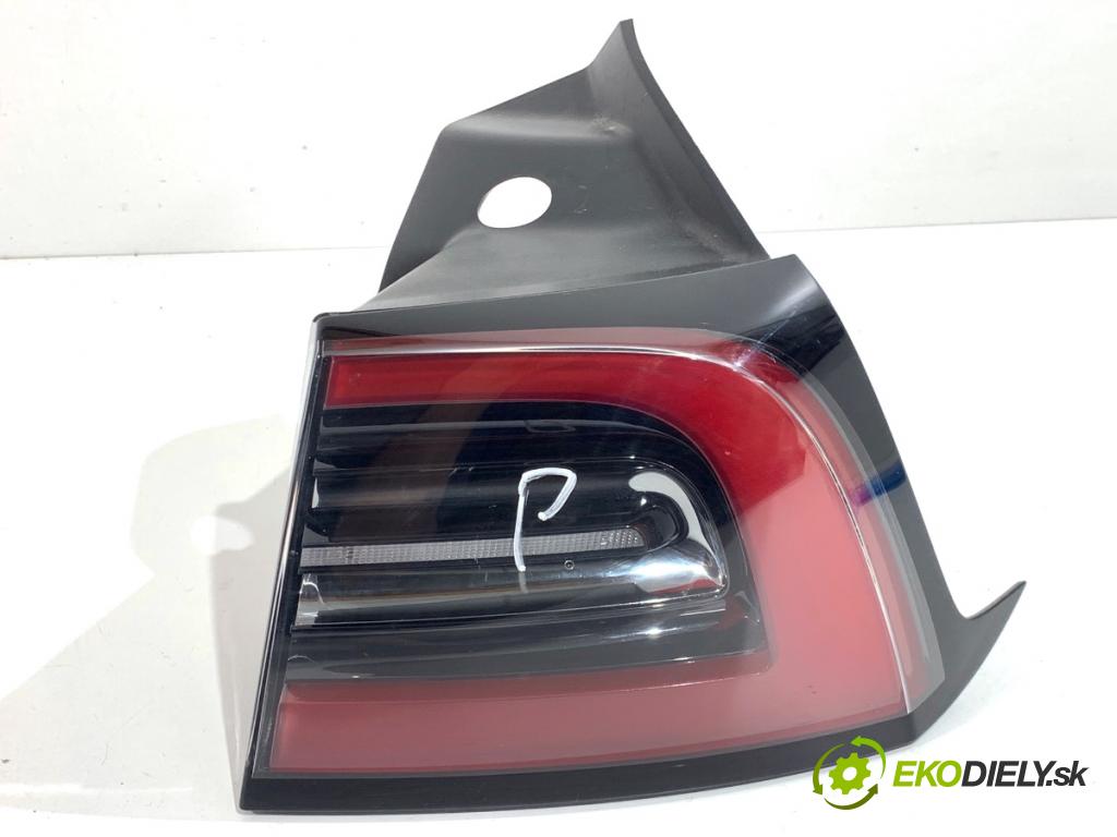 TESLA MODEL Y SUV 2024 220 kW EV  Svetlo pravy zad 1502087-00-D