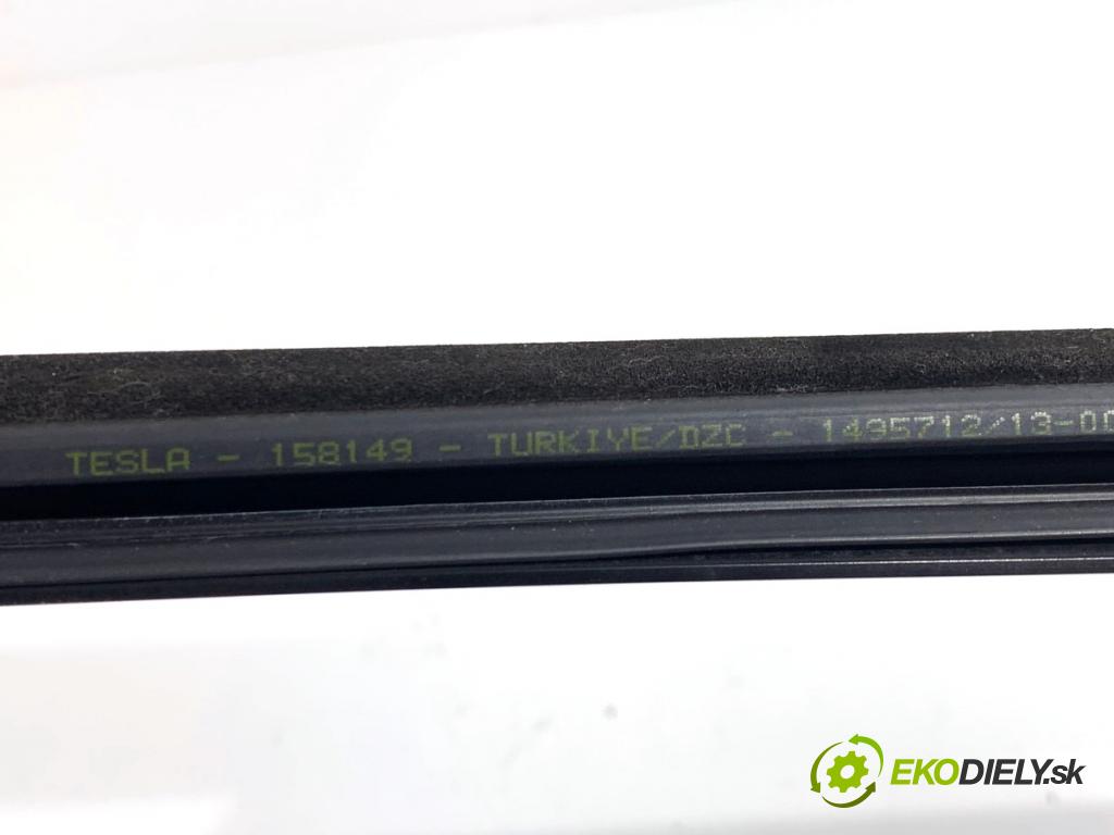 TESLA MODEL Y SUV 2024 220 kW EV  Lišta Sbírání: predný pravy