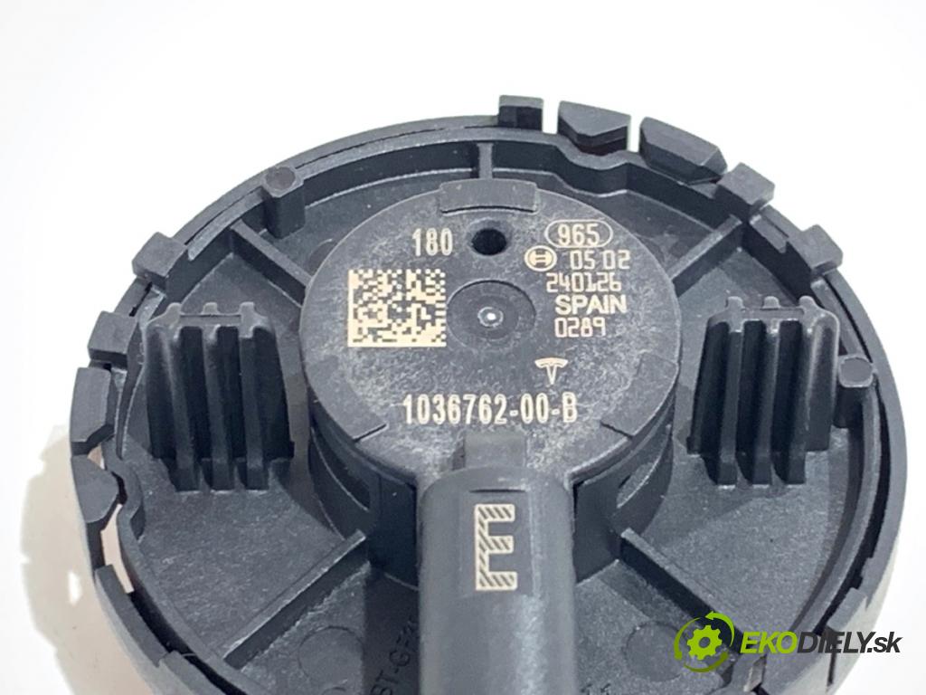 TESLA MODEL Y SUV 2024 220 kW EV  Snímač nárazu 1036762-00-B (Snímač nárazu)