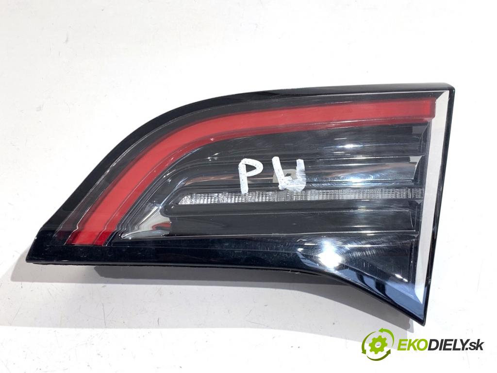 TESLA MODEL Y SUV 2024 220 kW EV  Svetlo zad pravá vnútorná 1502089-00-B (Kľučka dverí ostatné)