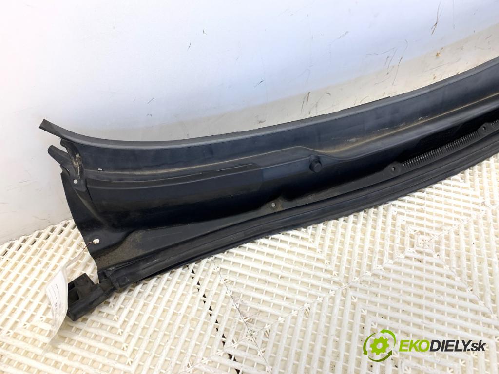 OPEL MOKKA SUV 2012 85 kW 1.6 (_76) 1598 torpédo plast pod čelní okno 95249628 (Plast pod čelním sklem)