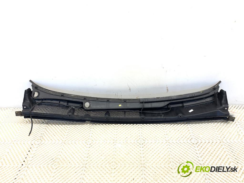 OPEL MOKKA SUV 2012 85 kW 1.6 (_76) 1598 torpédo plast pod čelní okno 95249628 (Plast pod čelním sklem)