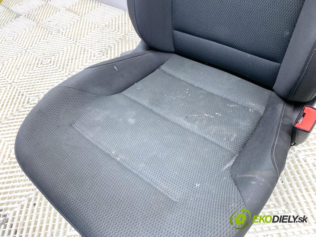 VW GOLF VII Kombi 2015 77 kW 1.6 TDI 1598 Sedadlo pravy predný
