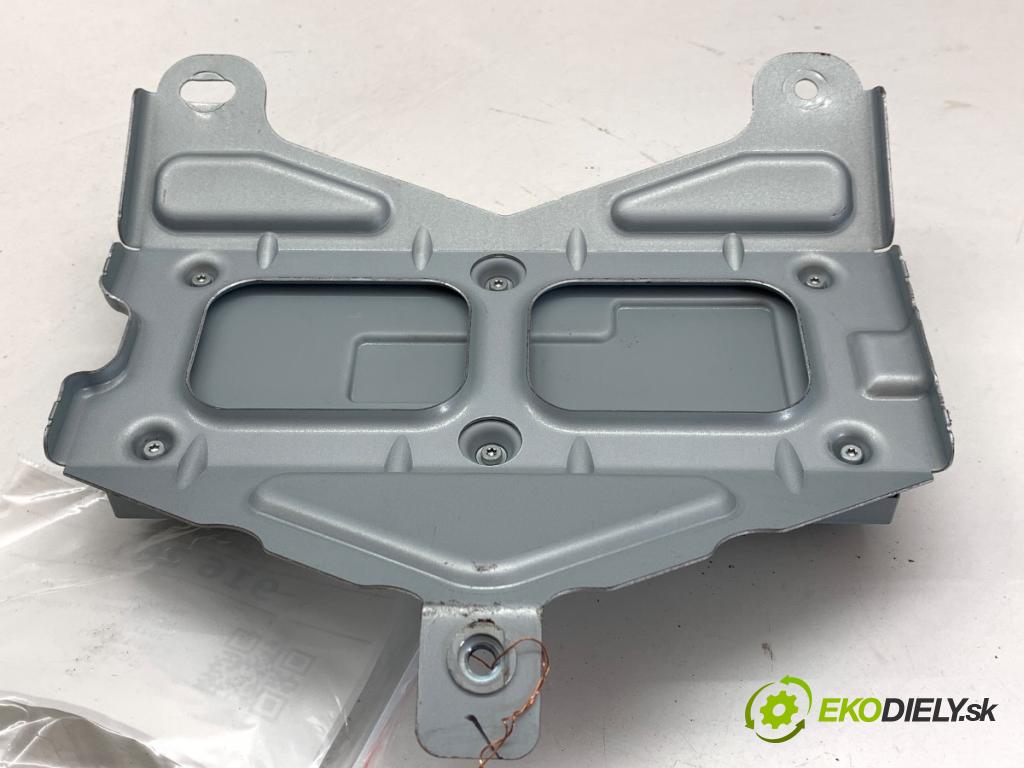 TESLA MODEL Y SUV 2024 220 kW EV  modul řídící jednotka radia 1527973-00-E