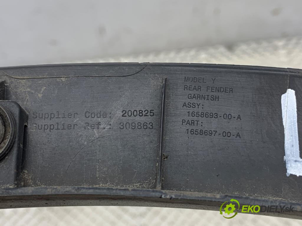 TESLA MODEL Y SUV 2024 220 kW EV Lišta blatníka ľavy zad 1658693-00-A