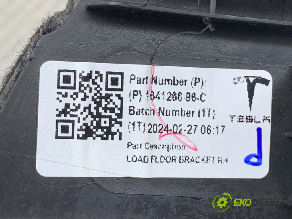 TESLA MODEL Y SUV 2024 220 kW EV  Lišta kufra pravy 164126