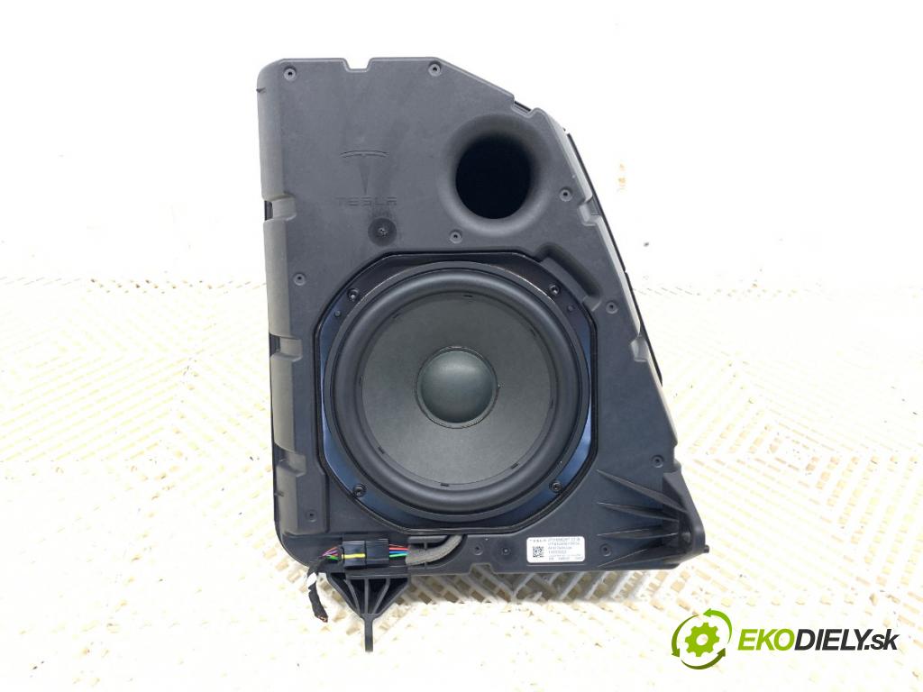 TESLA MODEL Y SUV 2024 220 kW EV  subwoofer 1656267-00-B (Audio zařízení)