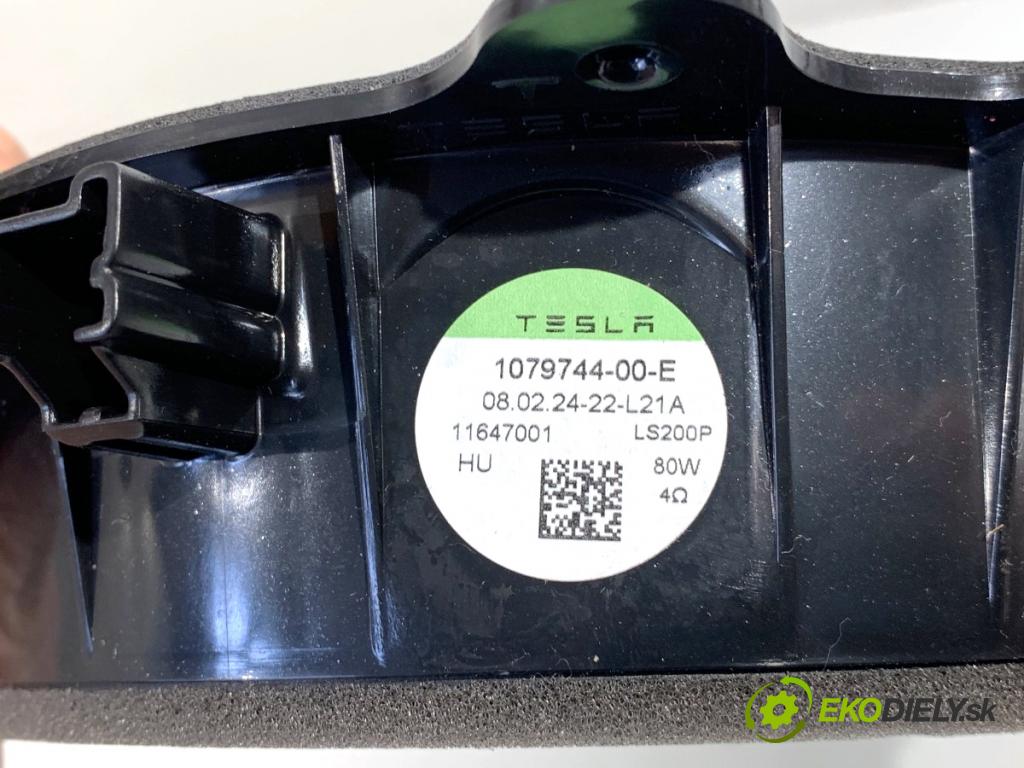 TESLA MODEL Y SUV 2024 220 kW EV  reproduktory 1079744-00-E 1079742-00-C
