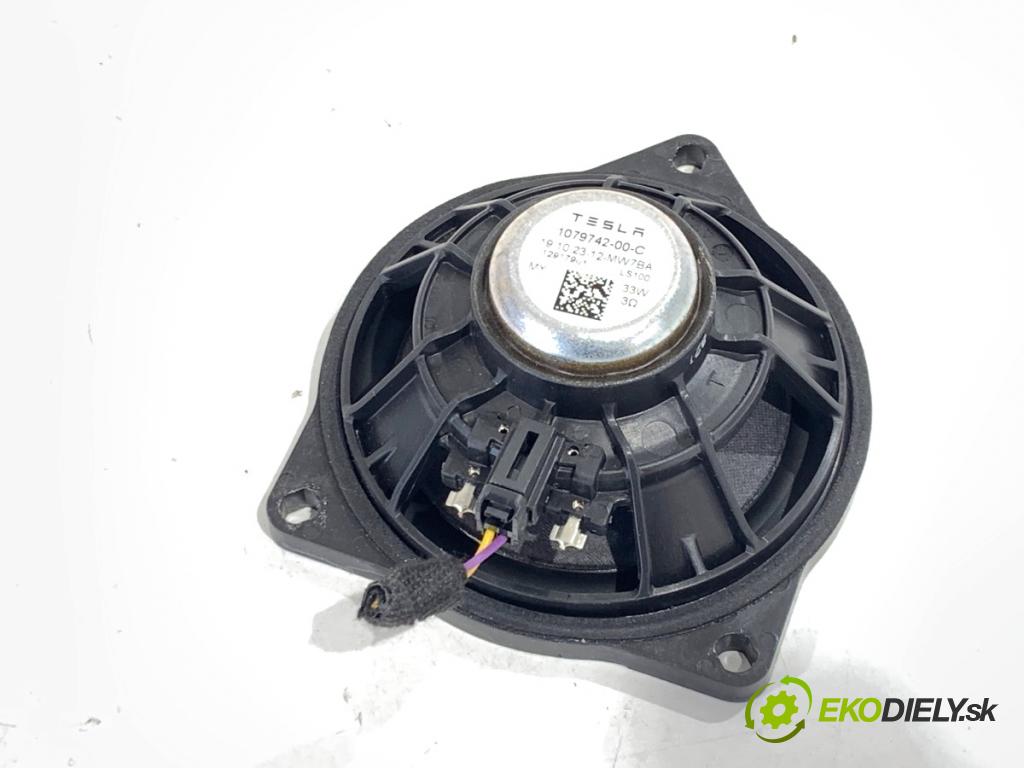 TESLA MODEL Y SUV 2024 220 kW EV  reproduktory 1079744-00-E 1079742-00-C
