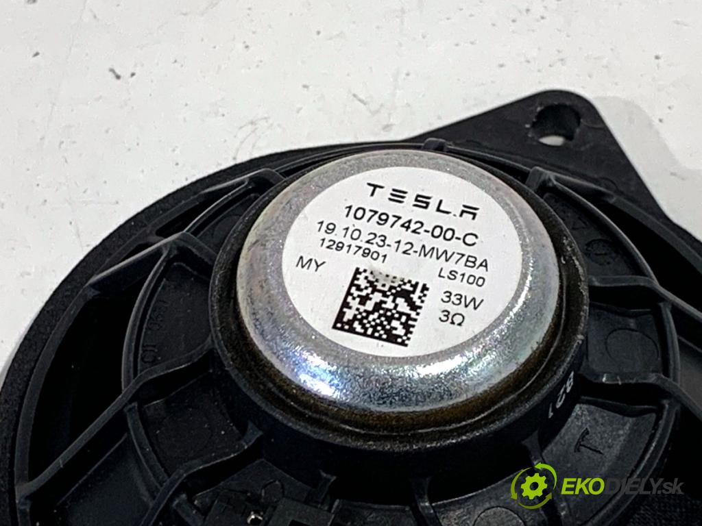 TESLA MODEL Y SUV 2024 220 kW EV  reproduktory 1079744-00-E 1079742-00-C