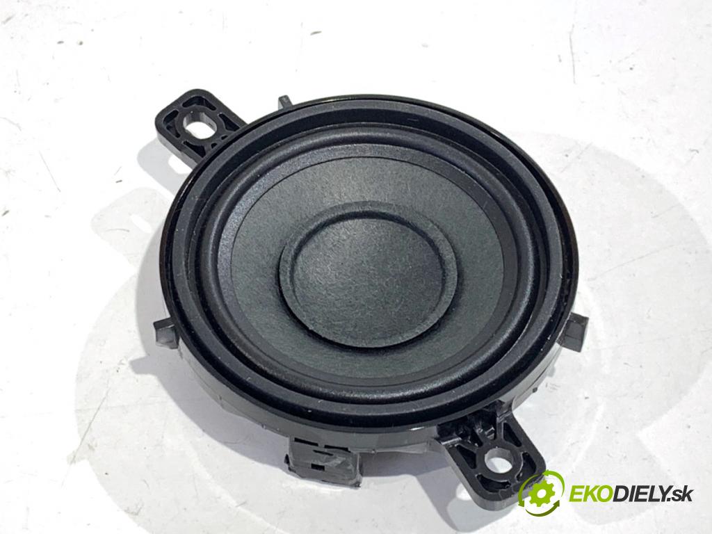 TESLA MODEL Y SUV 2024 220 kW EV  reproduktory 1079744-00-E 1079742-00-C