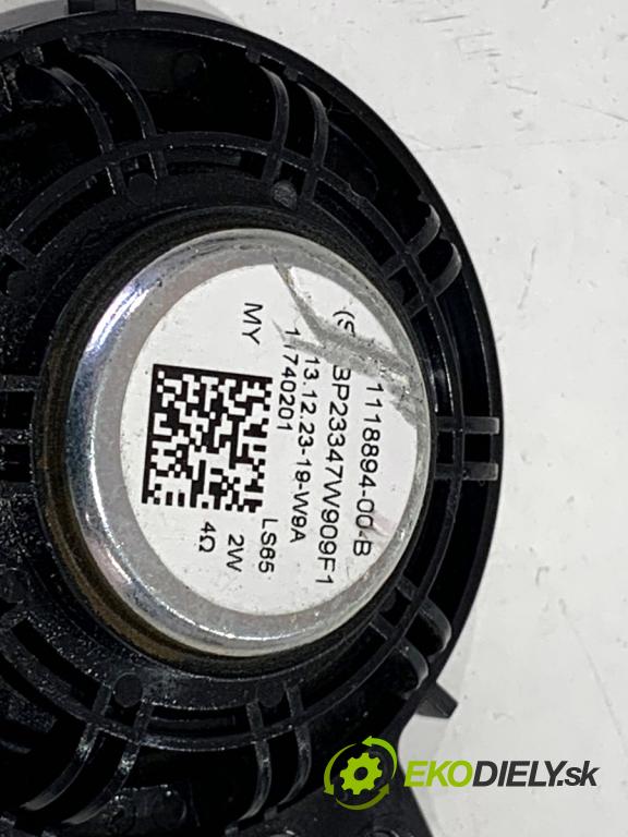 TESLA MODEL Y SUV 2024 220 kW EV  reproduktory 1079744-00-E 1079742-00-C