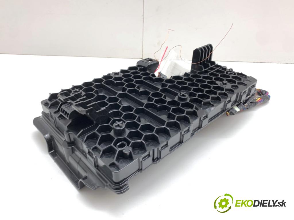 TESLA MODEL Y SUV 2024 220 kW EV  Modul komfortu 1657648-02-A (Modul komfortu)