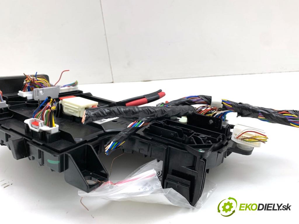 TESLA MODEL Y SUV 2024 220 kW EV  Modul komfortu 1657648-02-A (Modul komfortu)