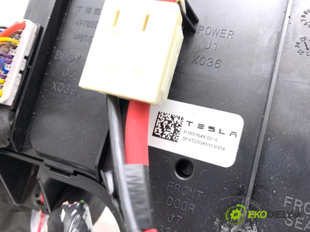 TESLA MODEL Y SUV 2024 220 kW EV  Modul komfortu 1657648-02-A (Modul komfortu)