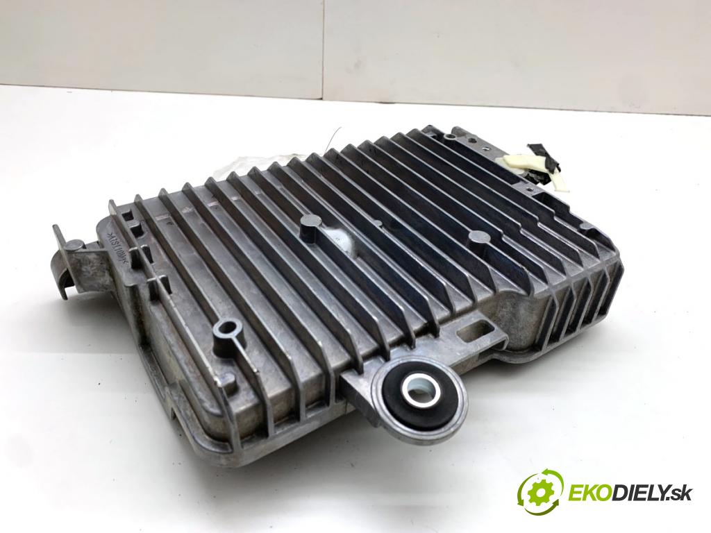 TESLA MODEL Y SUV 2024 220 kW EV  modul komfortu 1583991-10-D (Komfortní modul)
