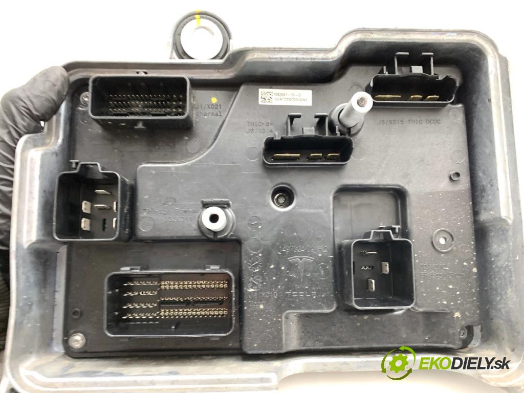 TESLA MODEL Y SUV 2024 220 kW EV  modul komfortu 1583991-10-D (Komfortní modul)