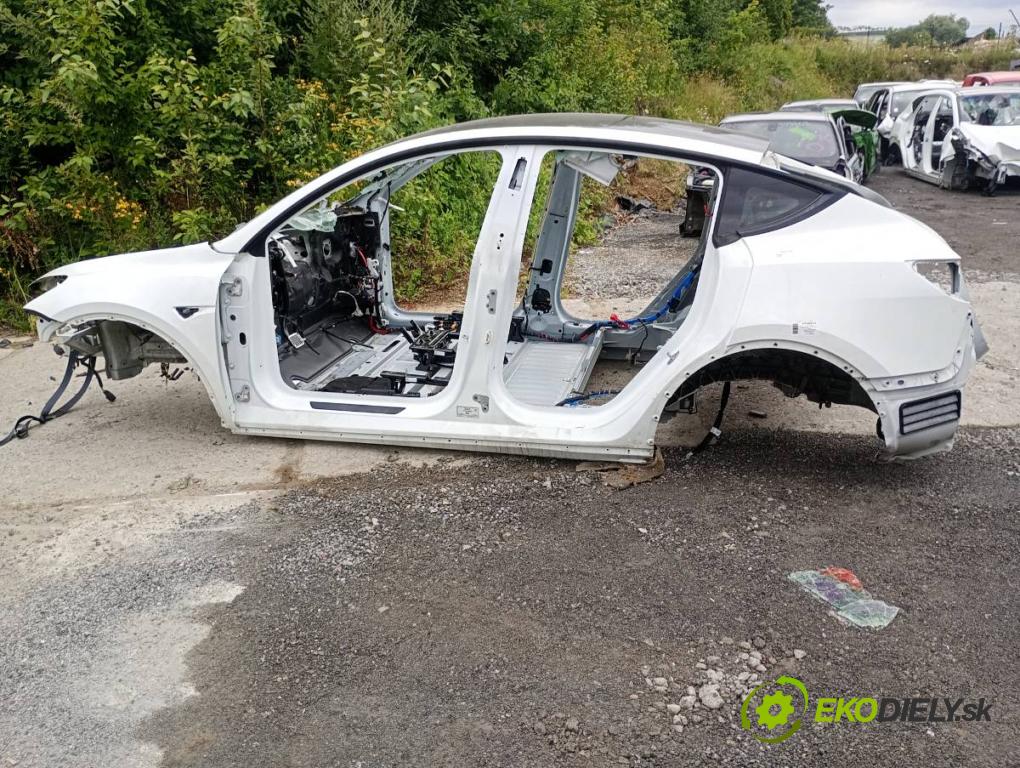 TESLA MODEL Y SUV 2024 220 kW EV  karoséria ČTVRŤÁK: Blatník prah strecha PODŁUŻNICA 