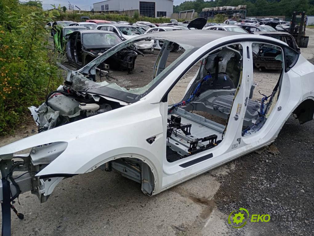 TESLA MODEL Y SUV 2024 220 kW EV karoséria ČTVRŤÁK: Blatník prah strecha PODŁUŻNICA