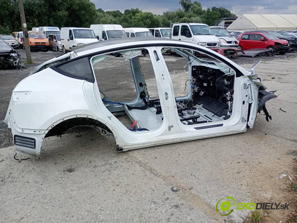 TESLA MODEL Y SUV 2024 220 kW EV karoséria ČTVRŤÁK: Blatník prah strecha PODŁUŻNICA