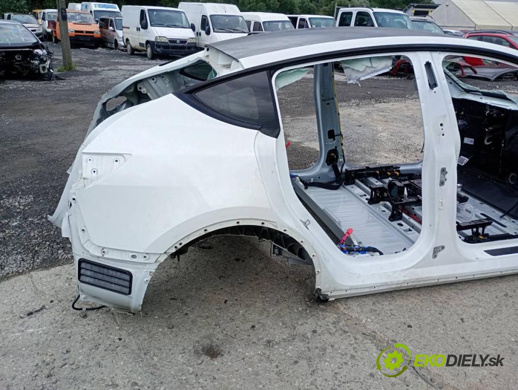 TESLA MODEL Y SUV 2024 220 kW EV karoséria ČTVRŤÁK: Blatník prah strecha PODŁUŻNICA